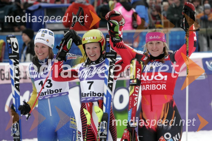 Prve tri smučarke: tretjeuvrščena Therese Borssen, Švedska, zmagovalka Marlies Schild, Avstrija in drugouvrščena Janica Kostelič, Hrvaška
(nedeljski slalom)42. Zlata lisica