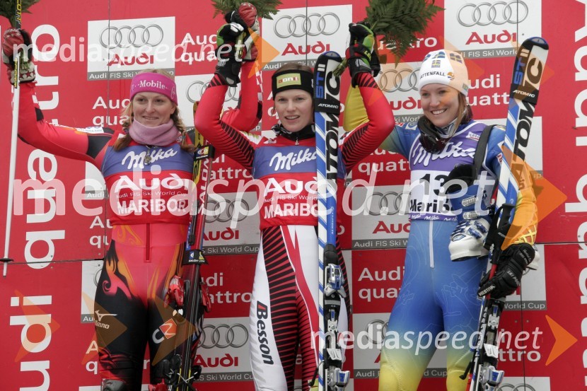 Prve tri smučarke: drugouvrščena Janica Kostelič, Hrvaška, zmagovalka Marlies Schild, Avstrija in tretjeuvrščena Therese Borssen, Švedska
(nedeljski slalom)42. Zlata lisica