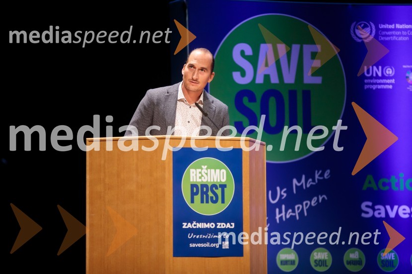  Vid  Valič, stand-up komik, voditeljSadhguru v Sloveniji, predavanje Rešimo prst (Save Soil)