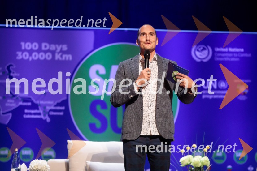  Vid  Valič, stand-up komik, voditeljSadhguru v Sloveniji, predavanje Rešimo prst (Save Soil)