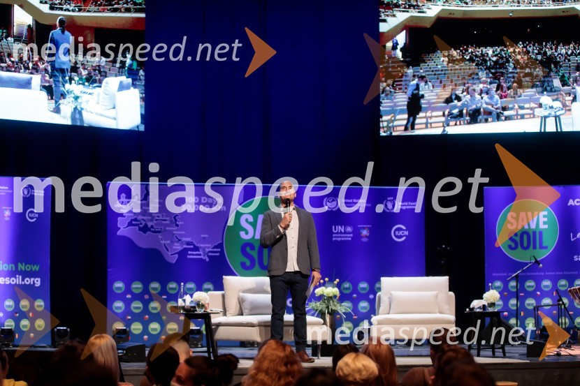  Vid  Valič, stand-up komik, voditeljSadhguru v Sloveniji, predavanje Rešimo prst (Save Soil)