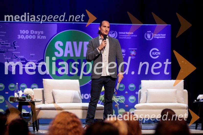  Vid  Valič, stand-up komik, voditeljSadhguru v Sloveniji, predavanje Rešimo prst (Save Soil)