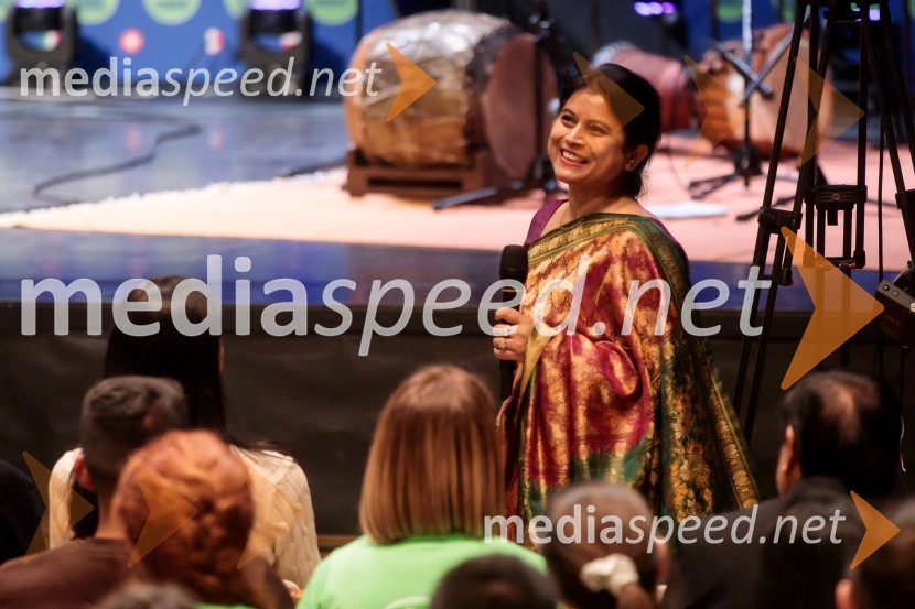  Namrate S. Kumar	, veleposlanica IndijeSadhguru v Sloveniji, predavanje Rešimo prst (Save Soil)