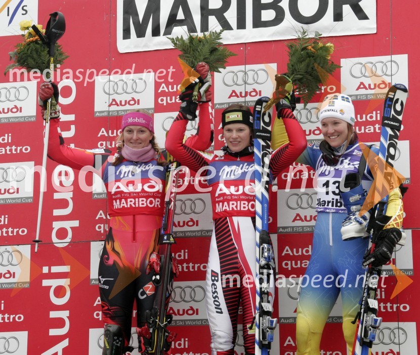 Prve tri smučarke: drugouvrščena Janica Kostelič, Hrvaška, zmagovalka Marlies Schild, Avstrija in tretjeuvrščena Therese Borssen, Švedska
(nedeljski slalom)42. Zlata lisica
