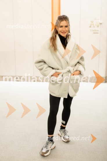  Maja Malnar, manekenkaSadhguru v Sloveniji, predavanje Rešimo prst (Save Soil)