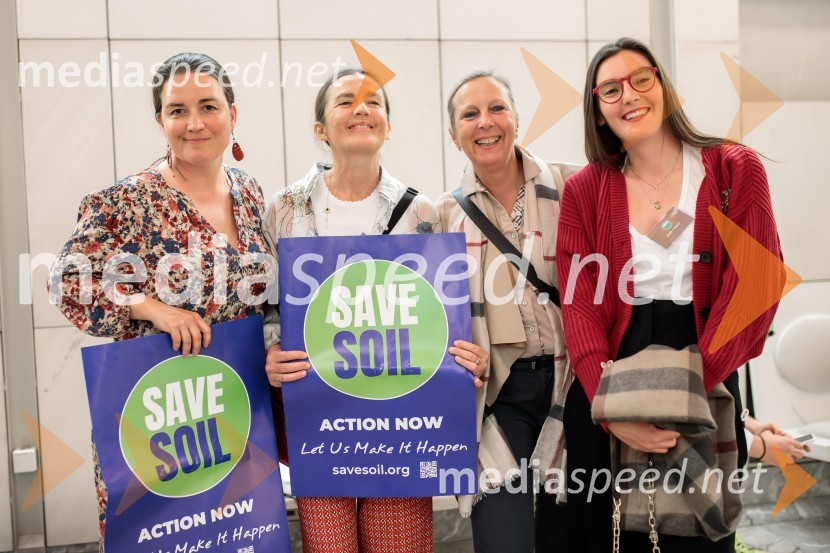  Neda Kajfež Ambrožič, nacionalna koordinatorka programa MEPIS;  Lirija Dolanc, Studio moderna Slovenija;  Andreja Anže Černič, Zavod MEPI;  Ema ČeškoSadhguru v Sloveniji, predavanje Rešimo prst (Save Soil)