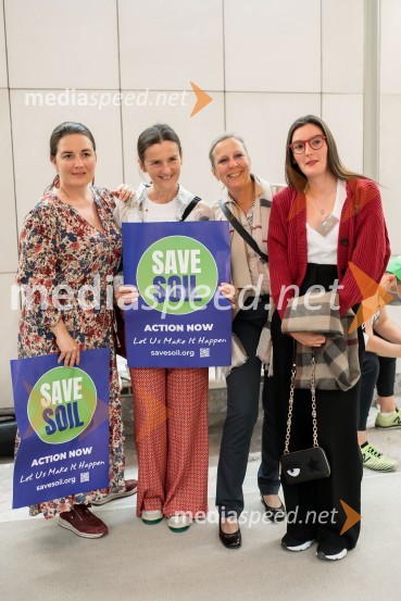  Neda Kajfež Ambrožič, nacionalna koordinatorka programa MEPIS;  Lirija Dolanc, Studio moderna Slovenija;  Andreja Anže Černič, Zavod MEPI;  Ema ČeškoSadhguru v Sloveniji, predavanje Rešimo prst (Save Soil)