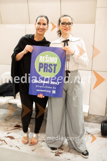  Sinta Soekadarova;  Alenka Košir, profesorica športne vzgoje in vaditeljica avtorskih treningovSadhguru v Sloveniji, predavanje Rešimo prst (Save Soil)