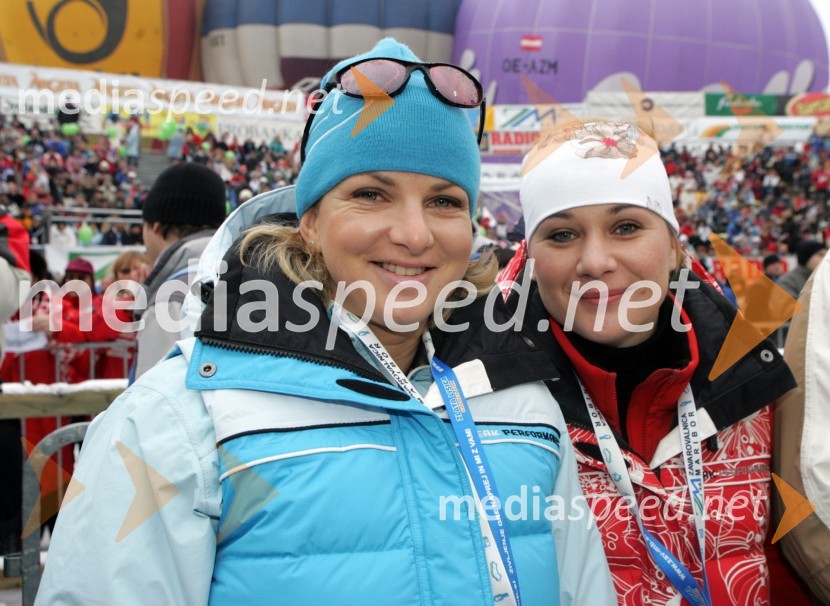 Špela Pretnar, nekdanja slovenska smučarska reprezentantka, sedaj komentatorka na Pop tv in Nina Jerančič, novinarka Pop Tv
(nedeljski slalom)42. Zlata lisica
