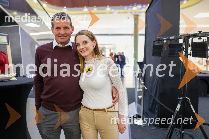  ... ;  Špela Jarc, Vino JarcPubeci v Citycentru Celje