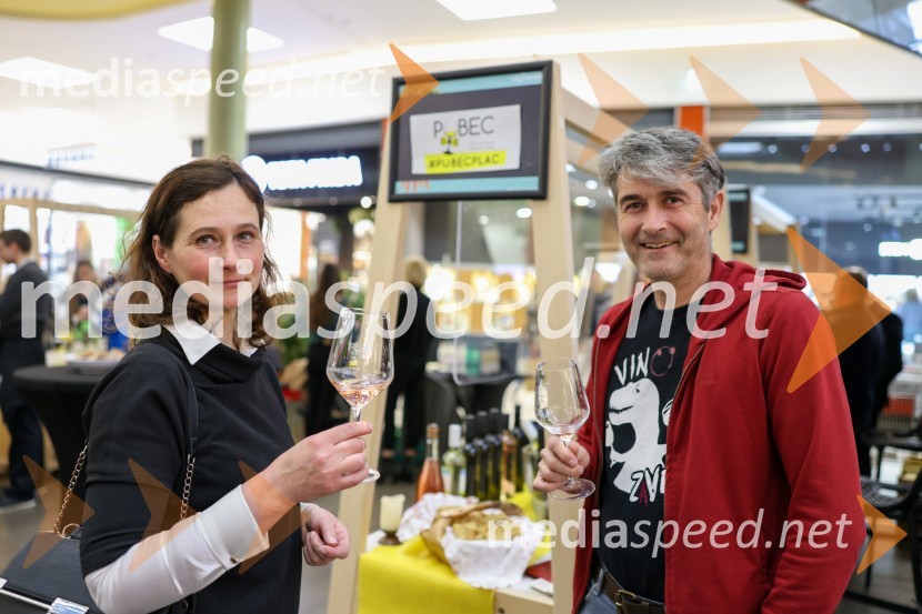  Sabina Horvat Goropevšek, Vino Horvat;  Robert  Hafner, Vinarstvo HafnerPubeci v Citycentru Celje