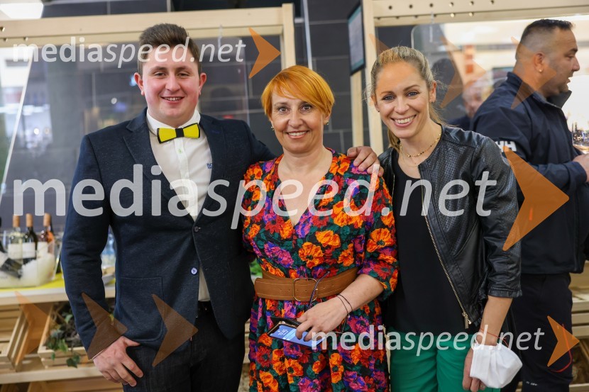  Aljaž  Leber, Vino Leber;  Nena Horvat, vodja marketinga Citycenter Celje;  ... Pubeci v Citycentru Celje