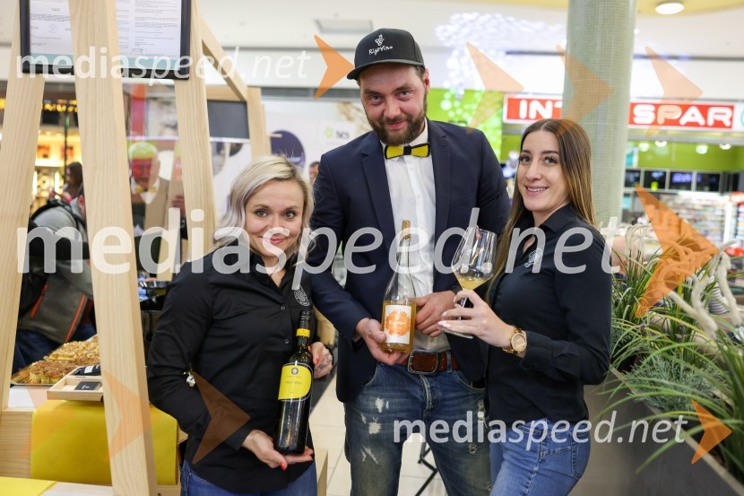  Staša Žičkar ;  Aleksander Rigo, Rigo Vino;  Nika CvarPubeci v Citycentru Celje