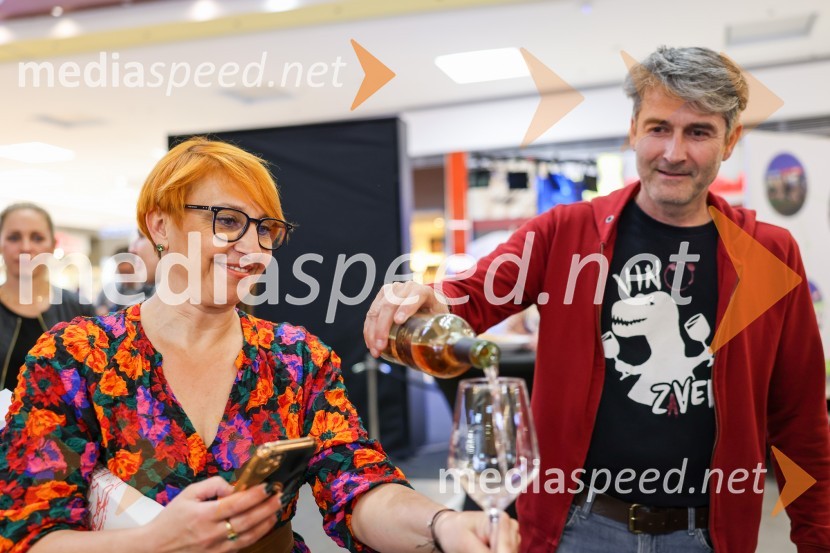  Nena Horvat, vodja marketinga Citycenter Celje;  Robert  Hafner, Vinarstvo HafnerPubeci v Citycentru Celje