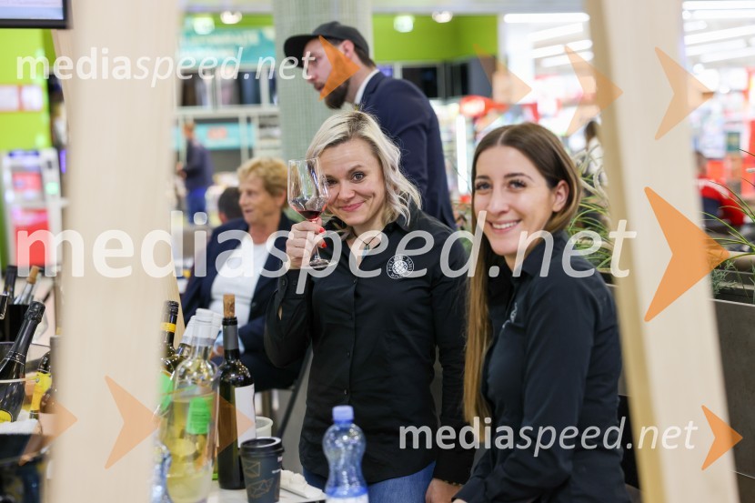  Staša Žičkar ;  Nika CvarPubeci v Citycentru Celje