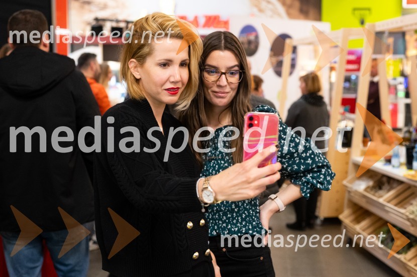  Natalija Cvetko, vodja projektov, Mediaspeed;  Ines  Jemenšek, MediaspeedPubeci v Citycentru Celje