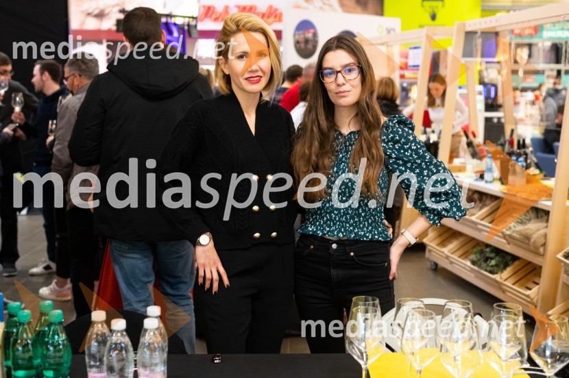  Natalija Cvetko, vodja projektov, Mediaspeed;  Ines  Jemenšek, MediaspeedPubeci v Citycentru Celje