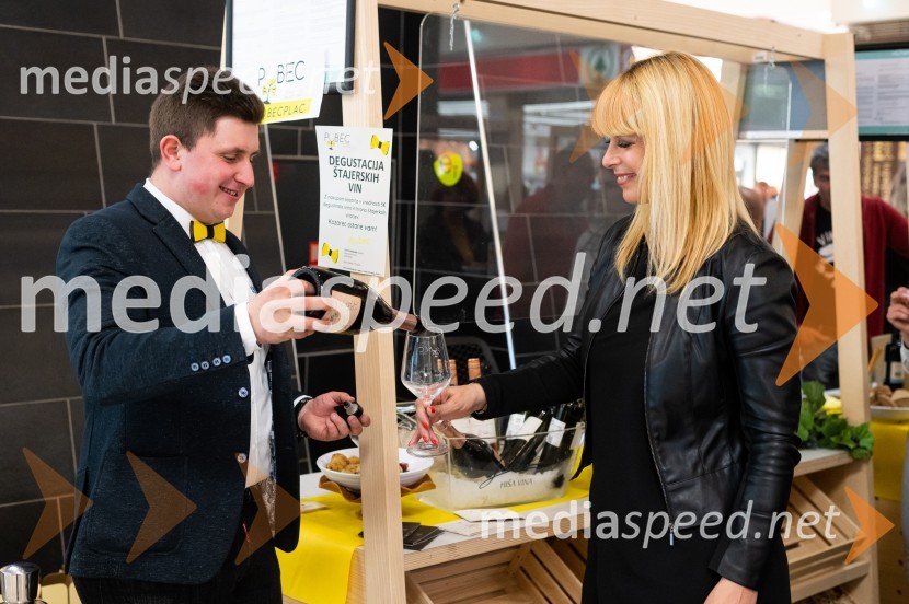  Aljaž  Leber, Vino Leber;  Darja Lesjak, center manager, Citycenter CeljePubeci v Citycentru Celje