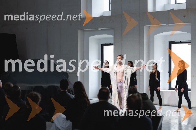  Žigan Krajnčan, igralec, plesalec, koreografZaključek natečaja in predstavitev zmagovalne umetniške preobrazbe BMW iX