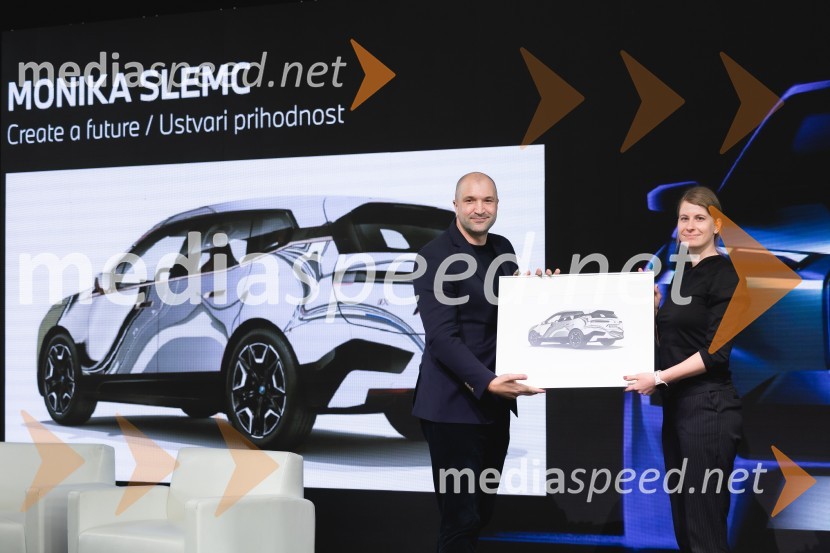  Christopher Puth, generalni direktor, BMW Slovenija;  Monika Slemc, magistrica slikarstvaZaključek natečaja in predstavitev zmagovalne umetniške preobrazbe BMW iX