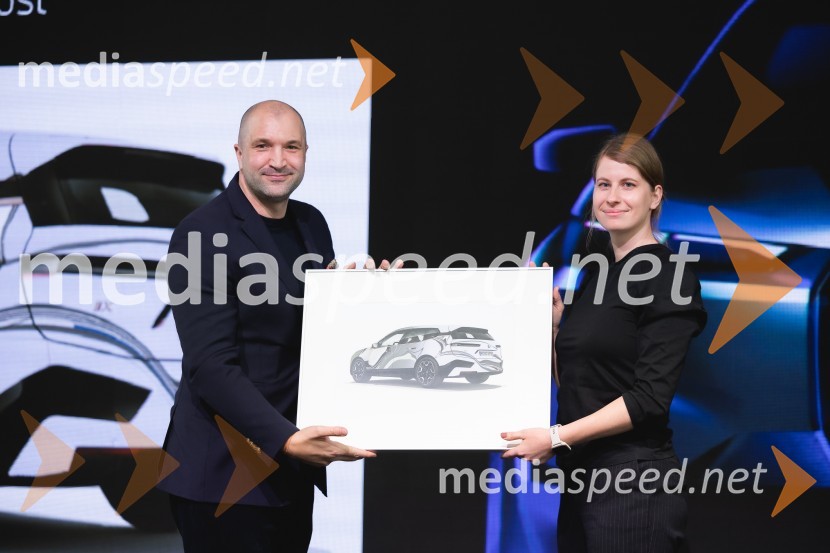  Christopher Puth, generalni direktor, BMW Slovenija;  Monika Slemc, magistrica slikarstvaZaključek natečaja in predstavitev zmagovalne umetniške preobrazbe BMW iX