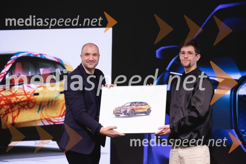  Christopher Puth, generalni direktor, BMW Slovenija;  Urban Klinkon, magistrski študent ALOUZaključek natečaja in predstavitev zmagovalne umetniške preobrazbe BMW iX