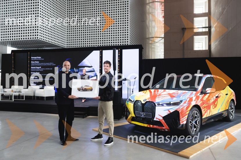 Christopher Puth, generalni direktor, BMW Slovenija;  Urban Klinkon, magistrski študent ALOUZaključek natečaja in predstavitev zmagovalne umetniške preobrazbe BMW iX