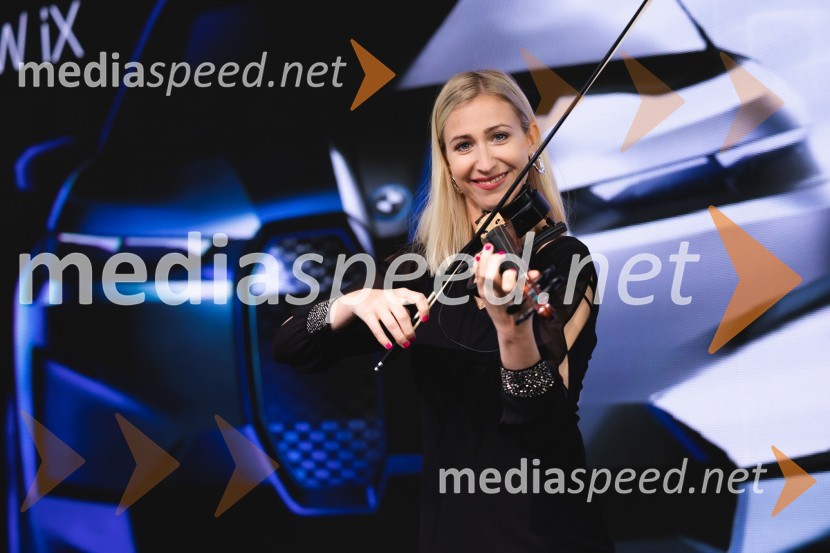 Maša Golob, violinistkaZaključek natečaja in predstavitev zmagovalne umetniške preobrazbe BMW iX