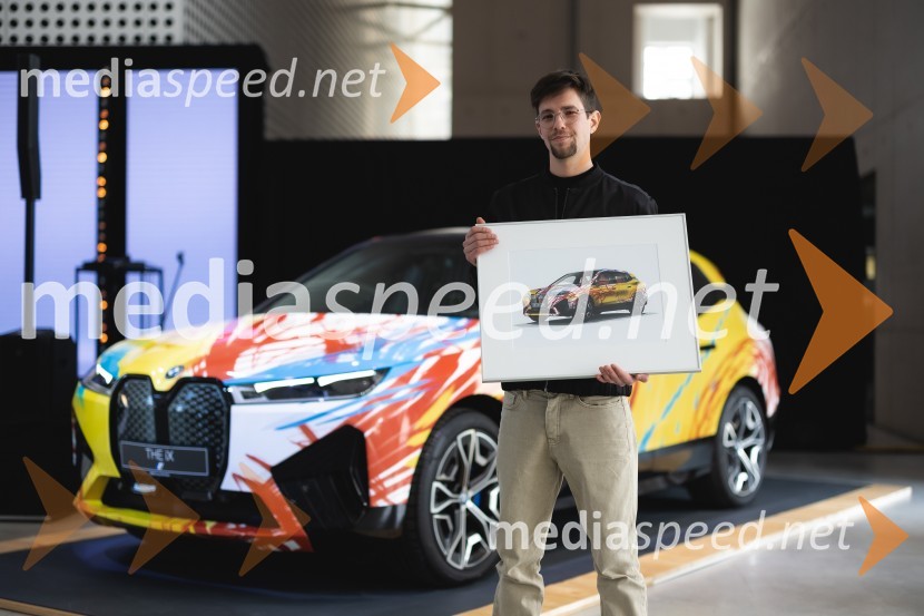  Urban Klinkon, magistrski študent ALOUZaključek natečaja in predstavitev zmagovalne umetniške preobrazbe BMW iX