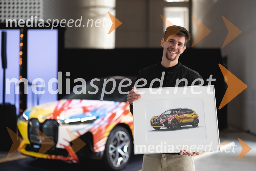  Urban Klinkon, magistrski študent ALOUZaključek natečaja in predstavitev zmagovalne umetniške preobrazbe BMW iX