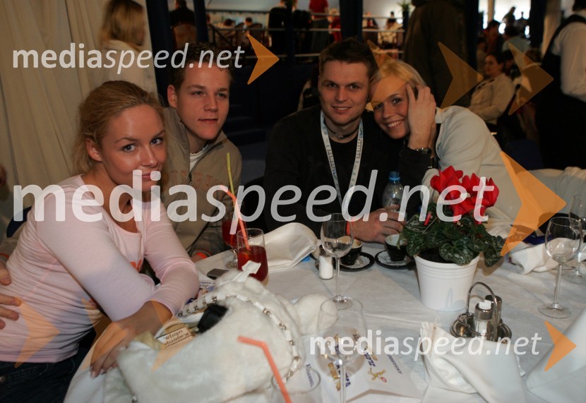 Špela in Špelca, Atomik Harmonik s spremljevalcema Mitjo (levo) in Simonom (desno) (nedeljski slalom)42. Zlata lisica