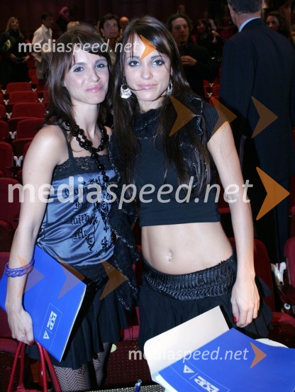 Dvojčici Špela in Polona Jambrek, voditeljici oddaje Ekstra magazin na Kanalu AMiss Slovenije 2005, finale