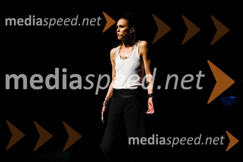  Mina Špiler, vokal in klaviature, skupina LaibachLaibach: Mi smo narod, koncert