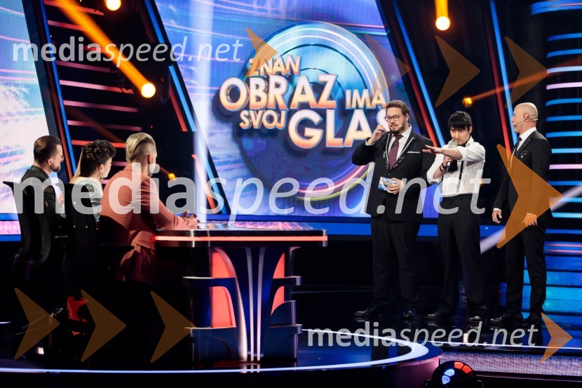  Andrej Škufca, štirikratni svetovni plesni prvak in plesni sodnik;  Ana Maria Mitić, stand up komičarka;  Klemen Bunderla, radijski voditelj, radio Aktual;  Sašo Stare, stand up komik, voditelj;  Rok Piletič, BQL;  Peter Poles, televizijski voditeljZnan obraz ima svoj glas, 6. oddaja