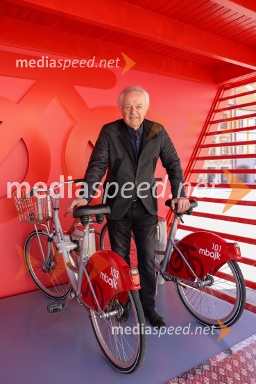  Alfi Nipič, pevecAlfi Nipič in njegov Maribor