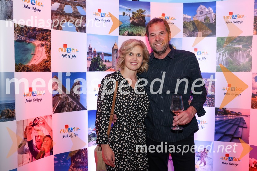  Anita  Mlakar, moderatorka in svetovalka za odnose z javnostmi;  Teo Svoinac20. obletnica predstavništva Hrvaške turistične skupnosti v Sloveniji