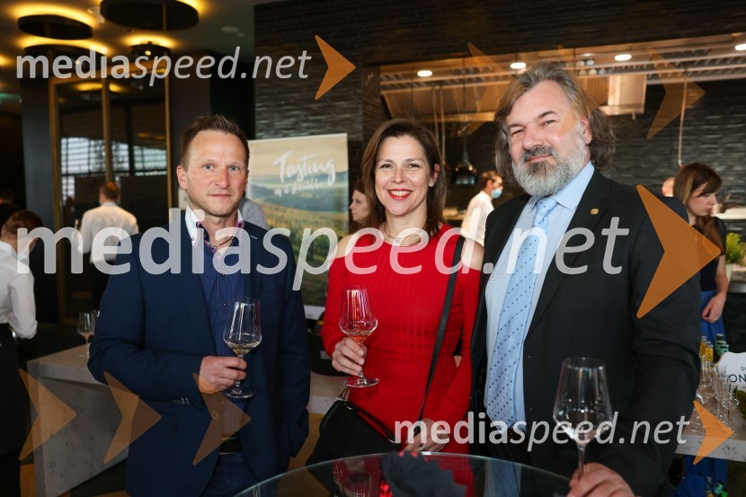  Klemen Hren, avtokampi.si; dr. med. Aleksandra  Aleksandrova Oberstar, pediatrinja;  Jože Oberstar, podpredsednik Britansko-slovenske gospodarske zbornice20. obletnica predstavništva Hrvaške turistične skupnosti v Sloveniji