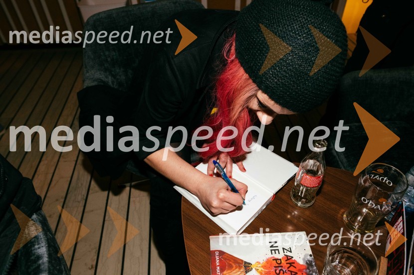  Dijana Matković, pisateljica, prevajalka in urednica portala DisenzZakaj ne pišem, predstavitev knjige Dijane Matković