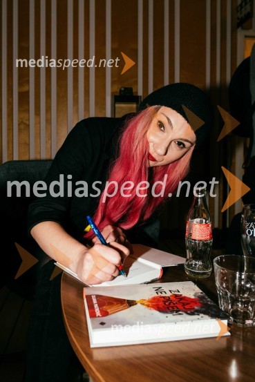  Dijana Matković, pisateljica, prevajalka in urednica portala DisenzZakaj ne pišem, predstavitev knjige Dijane Matković
