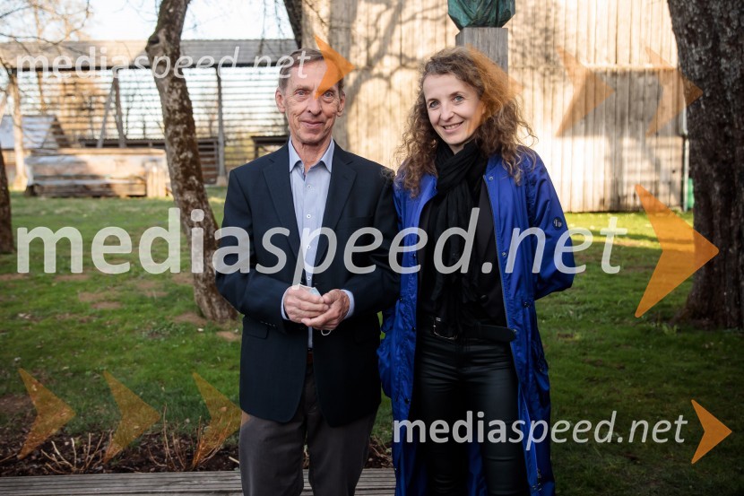  Lado Ambrožič, novinar;  Polona Lovšin, vodja komunikacij, Riko d.o.o.Lado Ambrožič v pogovoru z Vesno Milek, Škrabčeva domačija