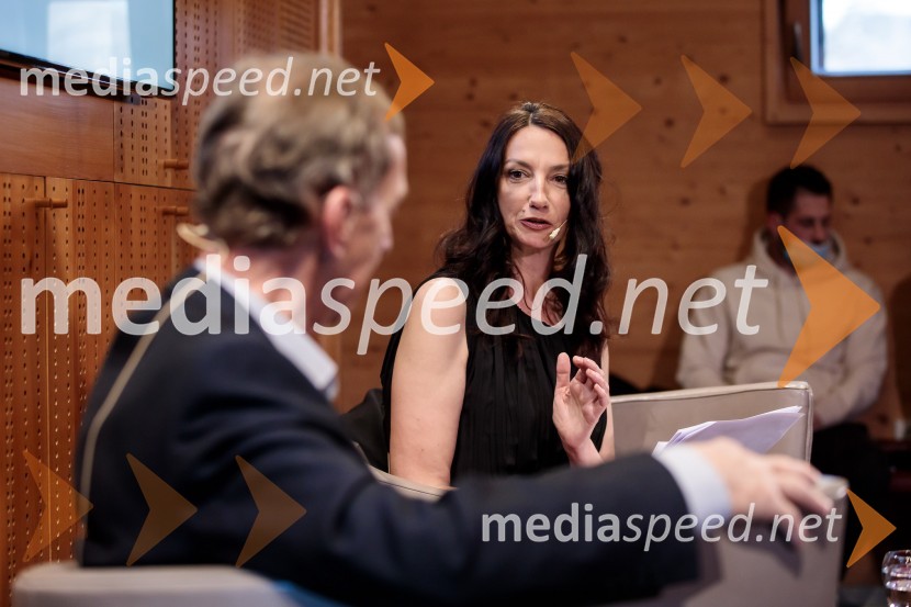  Vesna Milek, novinarka in publicistkaLado Ambrožič v pogovoru z Vesno Milek, Škrabčeva domačija