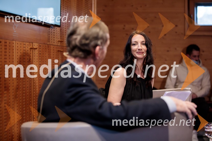  Vesna Milek, novinarka in publicistkaLado Ambrožič v pogovoru z Vesno Milek, Škrabčeva domačija