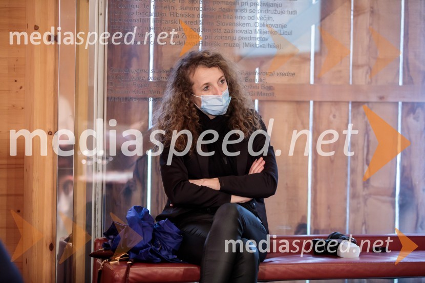  Polona Lovšin, vodja komunikacij, Riko d.o.o.Lado Ambrožič v pogovoru z Vesno Milek, Škrabčeva domačija