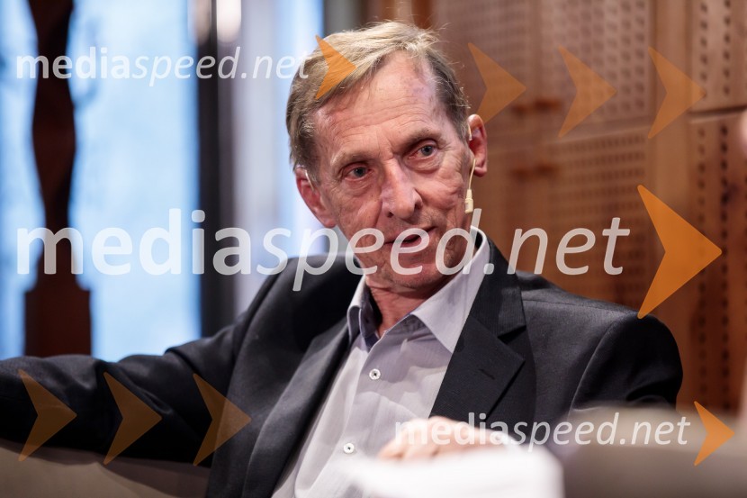  Lado Ambrožič, novinarLado Ambrožič v pogovoru z Vesno Milek, Škrabčeva domačija