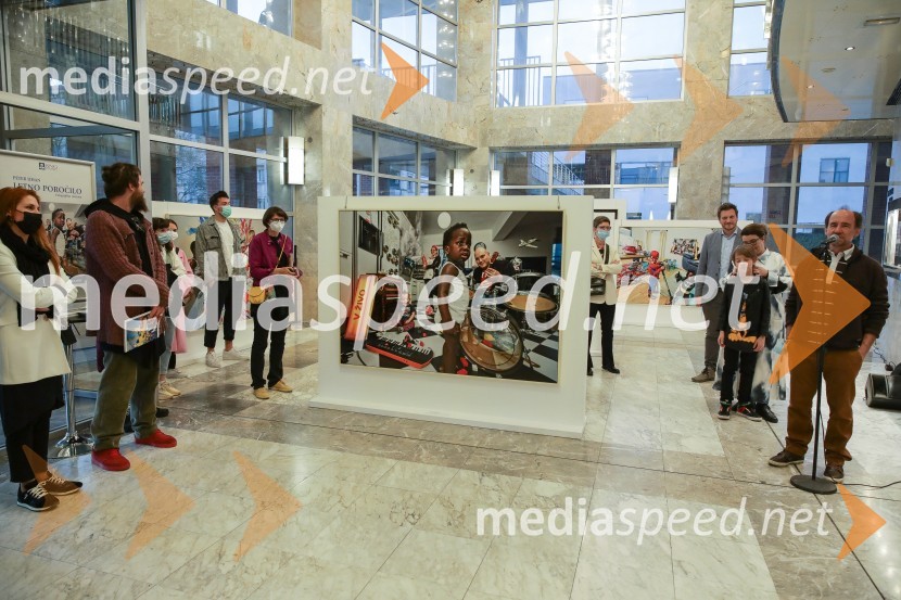 Odprtje razstave fotografra Petra Uhana Letno poročilo52 hertzov, premiera drame v SNG Nova Gorica