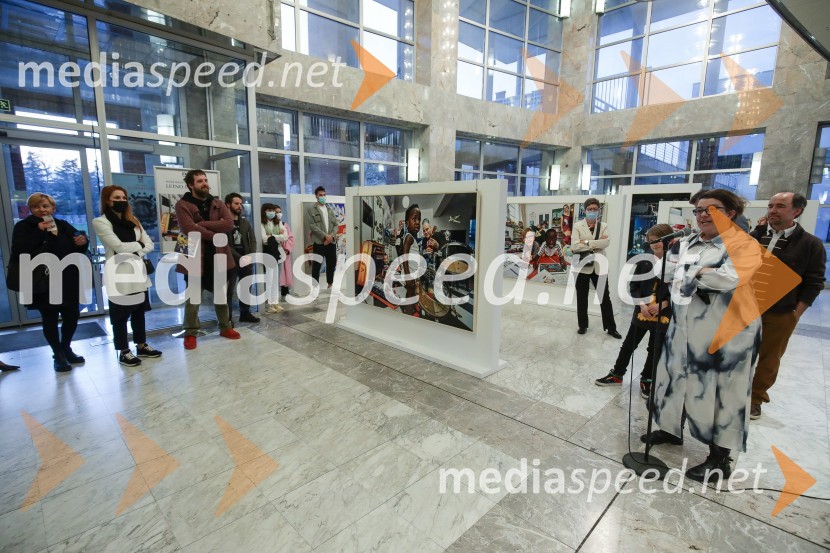 Odprtje razstave fotografa Petra Uhana Letno poročilo52 hertzov, premiera drame v SNG Nova Gorica