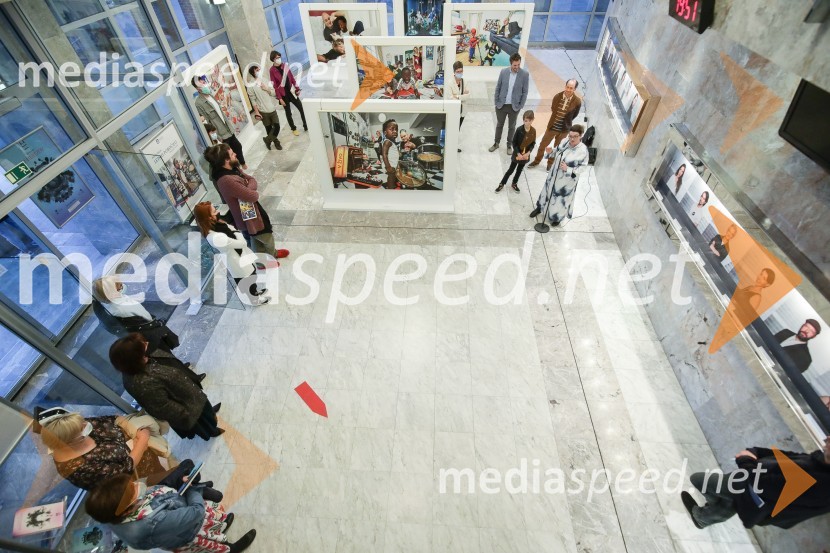 Odprtje razstave fotografa Petra Uhana Letno poročilo52 hertzov, premiera drame v SNG Nova Gorica