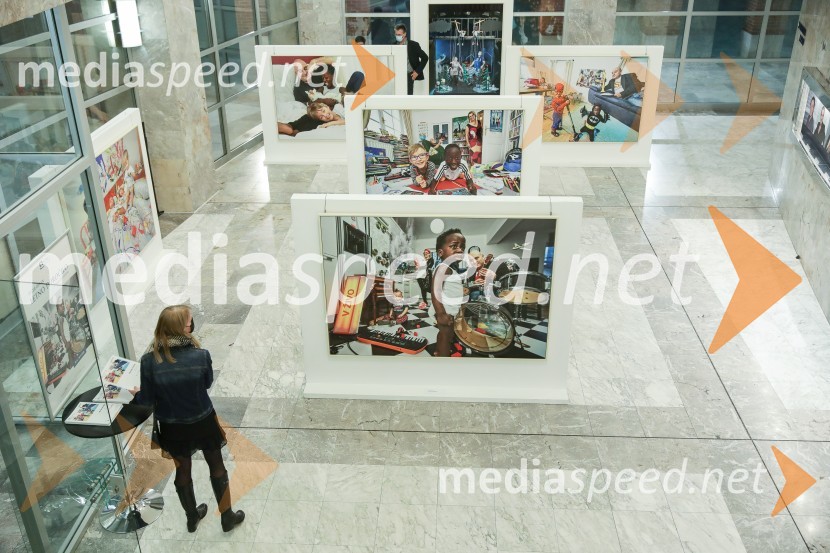 Odprtje razstave fotografa Petra Uhana Letno poročilo52 hertzov, premiera drame v SNG Nova Gorica