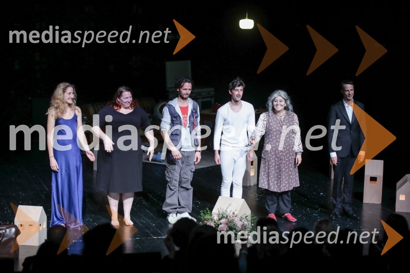  Ivana Percan Kodarin, igralka;  Ana Facchini, igralka;  Matija Rupel, igralec;  Žiga Udir, igralec;  Marjuta  Slamič, igralka;  Peter Harl, igralec52 hertzov, premiera drame v SNG Nova Gorica