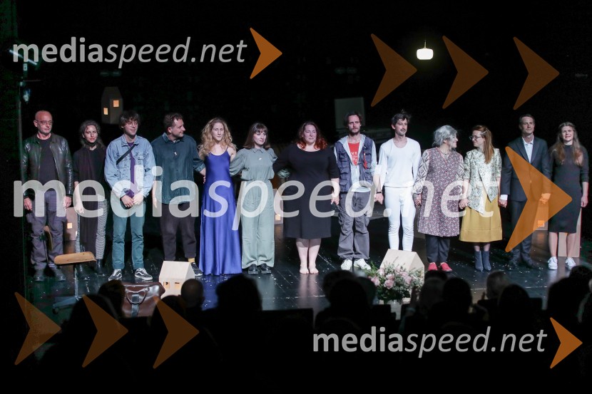  Andrej  Hajdinjak, oblikovalec svetlobe;  ... ;  Luka Ipavec, skladatelj;  Jaka Smerkolj Simoneti, dramaturg in kritik;  Ivana Percan Kodarin, igralka;  Mojca Madon, režiserka;  Ana Facchini, igralka;  Matija Rupel, igralec;  Žiga Udir, igralec;  Marjuta  Slamič, igralka;  Tijana Grumić, dramatičarka;  Peter Harl, igralec;  Anja Pišot, lektorica SNG Nova Gorica52 hertzov, premiera drame v SNG Nova Gorica